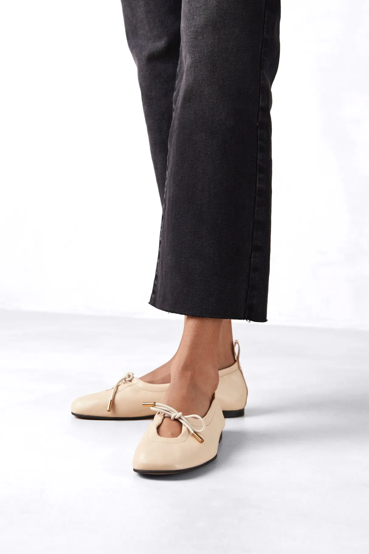 Amour Vert Alohas Rosalind Leather Ballet Flat Cream Sale