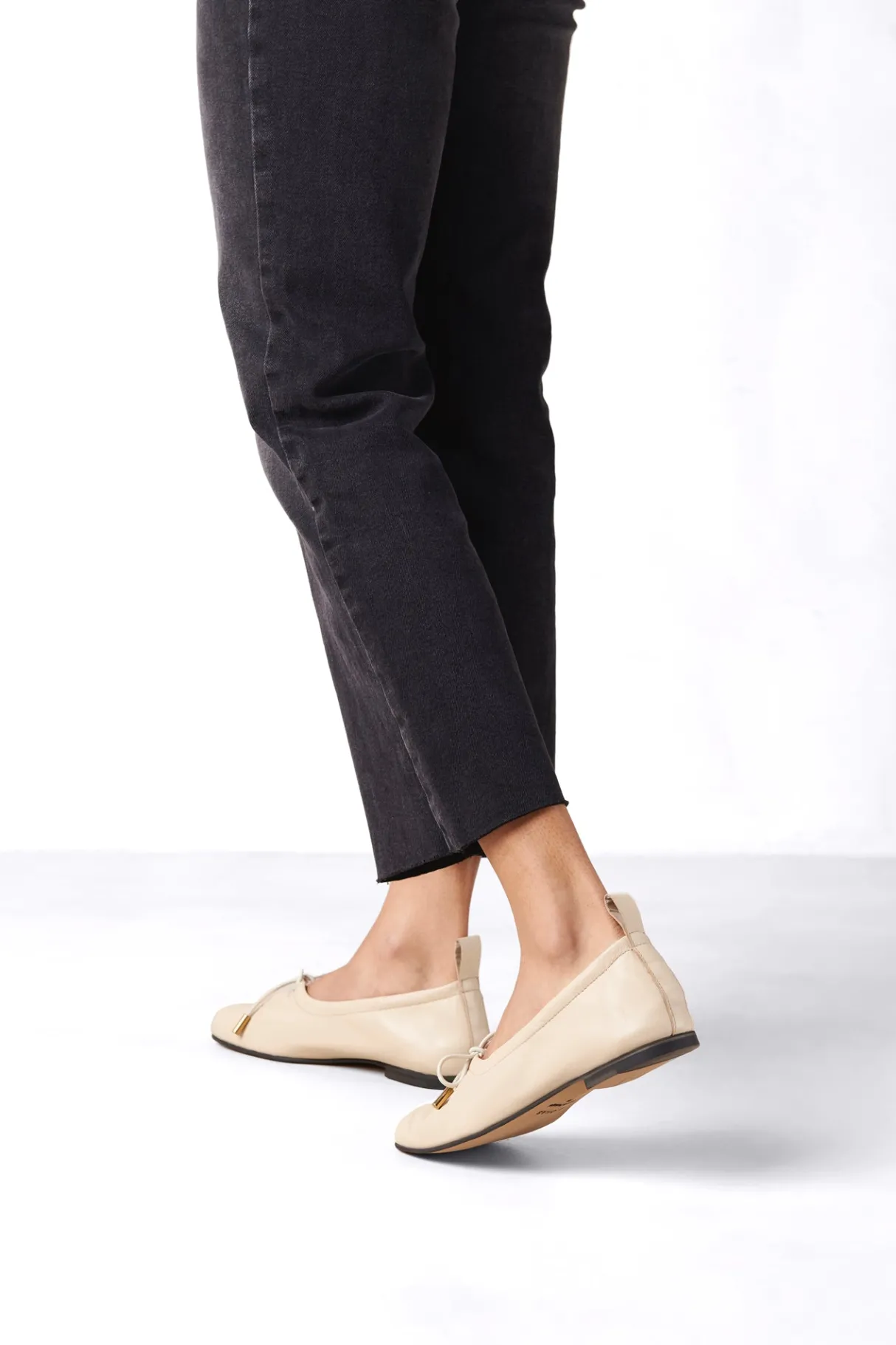 Amour Vert Alohas Rosalind Leather Ballet Flat Cream Sale